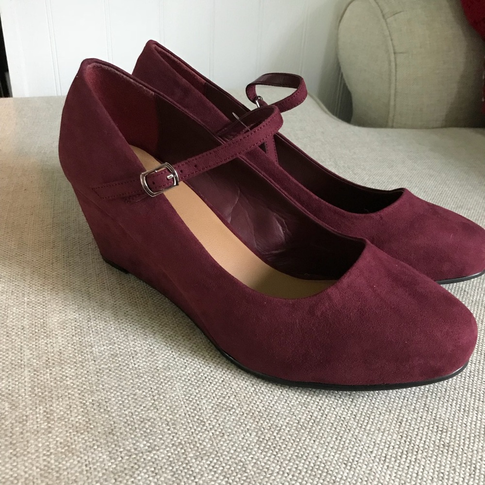 NWOB Wine Red Small Wedge Heels
